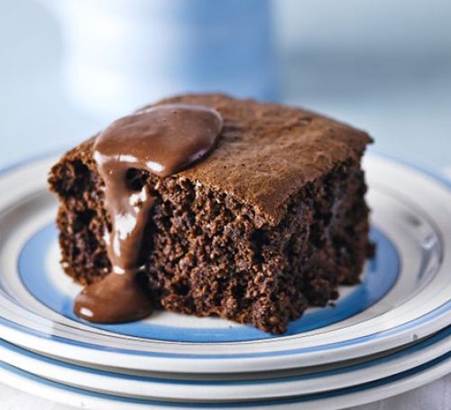 Sponje Cake With Chocolate Custard