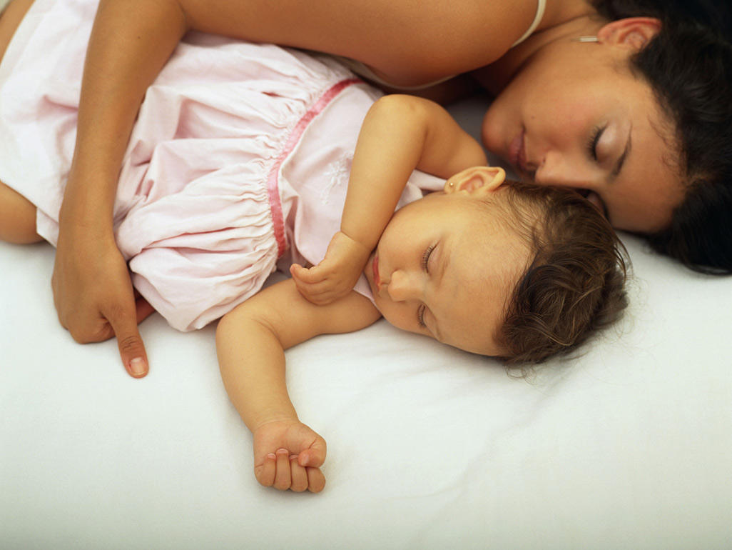 Мамаши спят видео. Спящий малыш и мама. Спящие мать и ребенок. Мама и спящий ребенок. Мама с ребенком сон.
