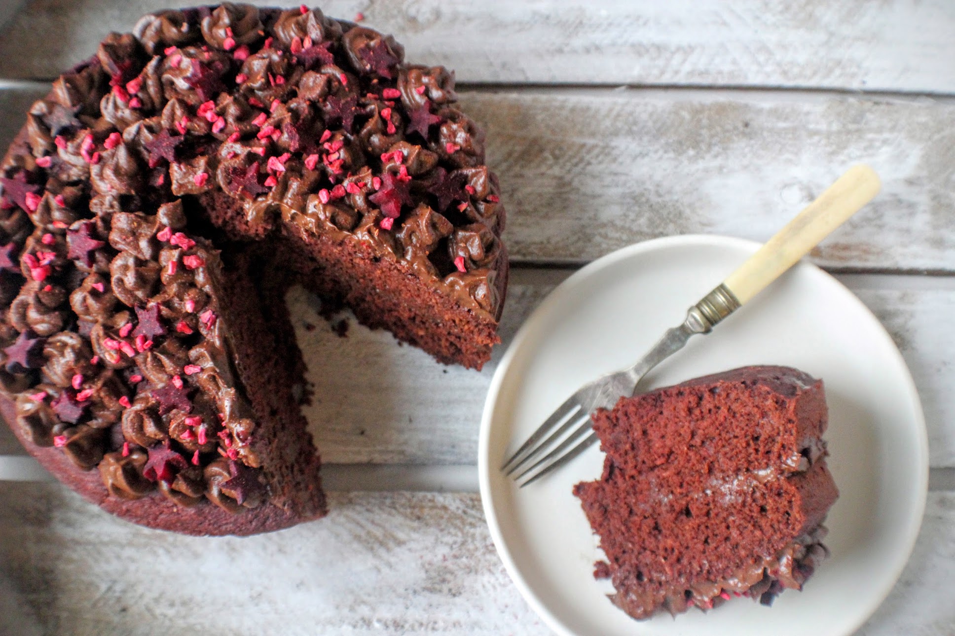 Пироги со свеклой. Пирог со свеклой. Свекольный пирог. Шоколадный свекольный торт. Шоколадно свекольный пирог.