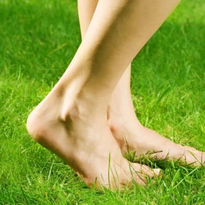 Walking Barefoot on Grass: 6 Benefits